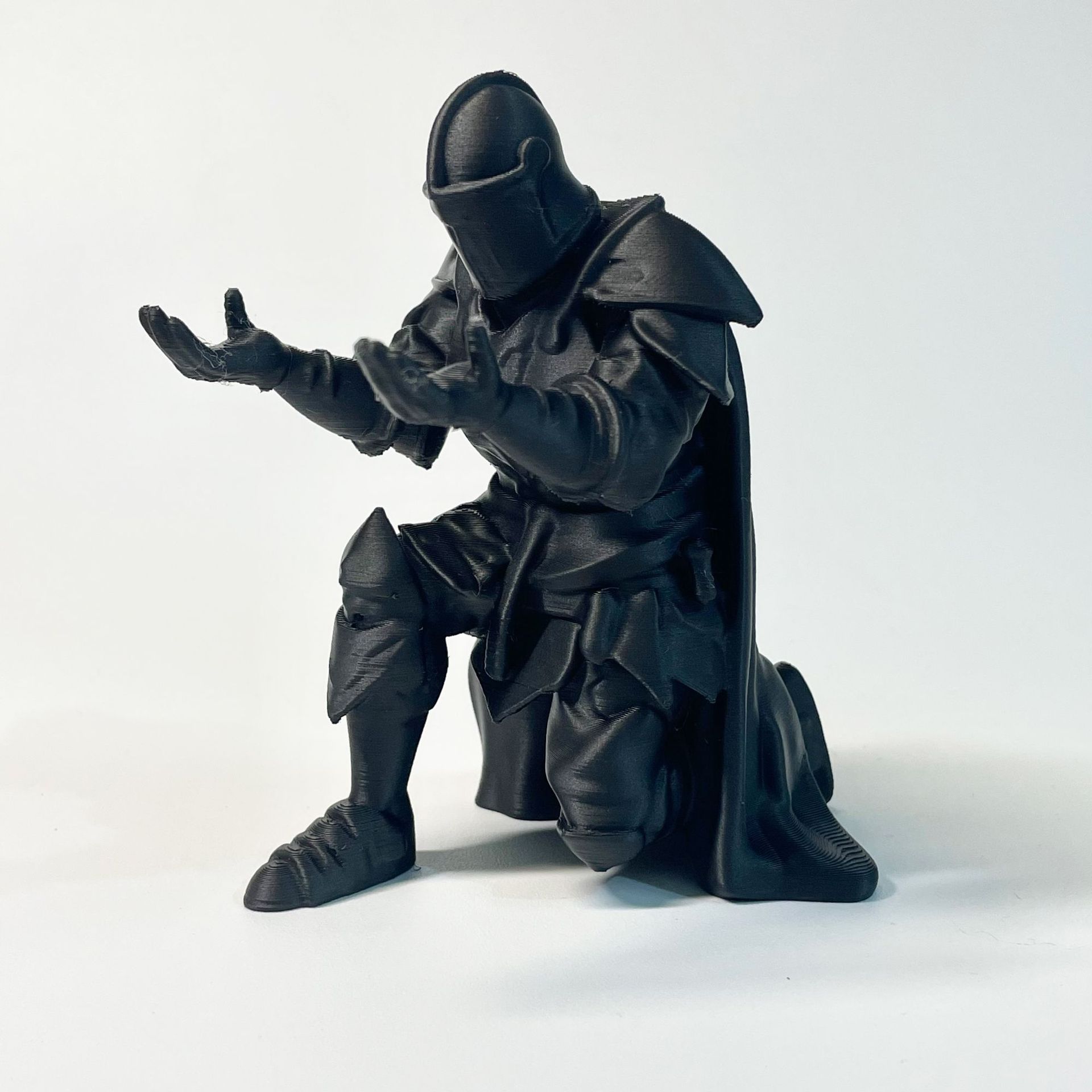 حامل أقلام على شكل فارس ثلاثي  - مراجعة 3D Printing Knight Armor وسعره